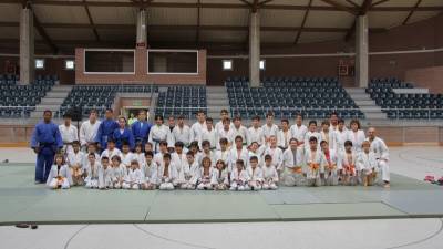 Los jóvenes alumnos de la Escola de Judo de Cambrils en el pabellón 2 del Palau Municipal d´Esports al fin del curso 2014 Foto: Cedida