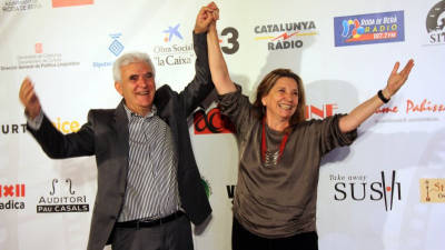 La productora Isona Passola i el director del FIC-CAT, Antonio Barrero, alçant els braços. Foto: ACN