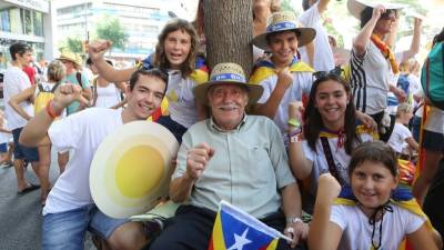 El veí de Montblanc Josep Torrellas, amb els seus néts, durant la manifestació. Foto: Alba Mariné