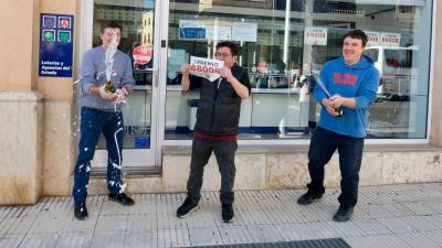 Celebración en la administración de Tortosa por los 4 millones de euros repartidos. Foto: Joan Revillas