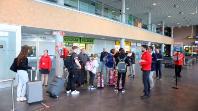 Grupo de turistas llegando al Aeropuerto de Reus el fin de semana pasado, el primer de Semana Santa. FOTO: Alba Mariné