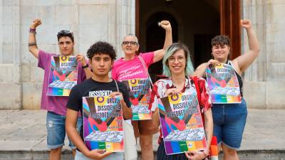Algunos de los organizadores de la manifestación con el cartel de este año. Foto: Alba Mariné