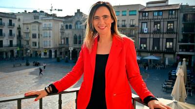 La alcaldesa de Reus, Sandra Guaita, desde el balcón del ayuntamiento, en la plaza del Mercadal. FOTO: Alfredo González