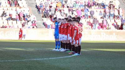 Los jugadores del Nàstic en el minuto de silencio guardado por Gerard Escoda en el partido ante el Athletic B. foto: àngel ullate