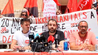 Moment de la concentració d’aquest dilluns davant la seu dels serveis territorials. Foto: ACN