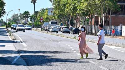 Dos personas cruzando la avenida de Salou por un punto no autorizado, en la zona del hotel Quality. FOTO: Alfredo González