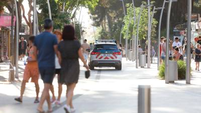 Un vehículo de los Mossos d’Esquadra, patrullando en plena calle Carles Buïgas de Salou el verano pasado. Foto: Alba Mariné