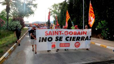 Protesta por el expediente de empleo que Saint Gobain ha presentado para la planta de L’Arboç. foto: DT