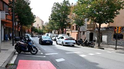 Vehículos circulando por los alrededores del núcleo, donde se implantarán medidas para recuperar espacio para el viandante. Foto: Alfredo González