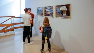 Algunos visitantes frente a la obra de la artista Francele Cocco, ‘Natimorto’. Foto: Marc Bosch
