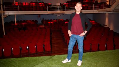 Joan Negrié, programador y gestor de la Sala Trono, en el escenario del Teatre Metropol. Foto: ACN