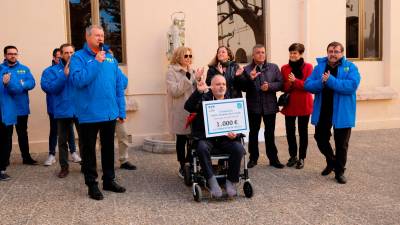 Momento de la entrega del cheque a Siscu Morell, ‘alma mater’ de Swim for ELA. Foto: I. Alcalá