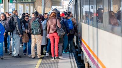 Se activa la encuesta para conocer los efectos psicológicos del servicio ferroviario en los usuarios. Foto: Marc Bosch