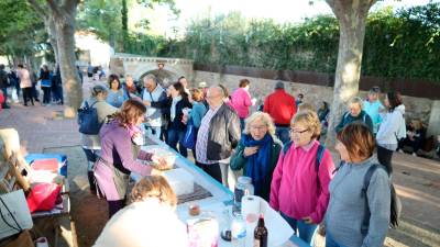 Cadascú va portar el menjar de casa i les Misericòrdies van oferir beguda, anissos i bolado. Foto: Alba Mariné
