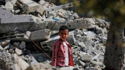 Un niño camina entre los escombros de una casa durante una operación militar israelí en el campo de refugiados de al Nusairat, al sur de la ciudad de Gaza. Foto: EFE