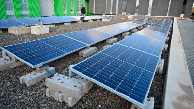 La instalación fotovoltaica de la Escola La Vitxeta es una de las seis que entraron en funcionamiento en 2022 en Reus. FOTO: Alfredo González