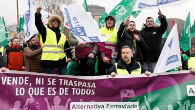 Un centenar de trabajadores de Renfe y Adif se han manifestado este lunes frente a la estación de Sants. Foto: EFE