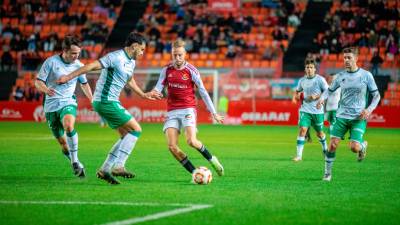 Víctor Narro conduce el cuero en el Nou Estadi. Foto: Marc Bosch