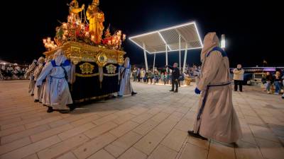 La procesión empieza desde la iglesia de Sant Pere de El Serrallo. Foto: Marc Bosch