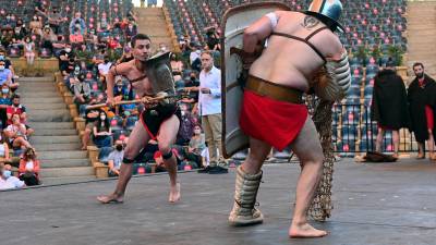 Imagen de archivo de dos gladiadores en el escenario del Camp de Mart, uno de los puntos neurálgicos del certamen. Foto: Pere Ferré