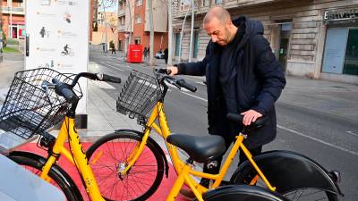 Las bicicletas de la Ganxeta estarán ‘aparcadas’ en las 21 estaciones repartidas por toda la ciudad. FOTO: Alfredo González