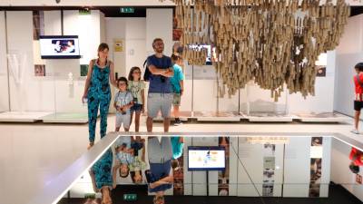 La familia de Joan Castellana y Patrícia Pallarès, vecinos de Olot, visitando el centro de interpretación del arquitecto Antoni Gaudí. Foto: Alba Mariné