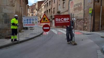 Operaris tancant, aquest dilluns, l’accés a la muralla de Sant Francesc. FOTO: Montse Plana
