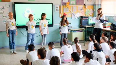 Alumnes de 5è de primària de l’Escola Cèlia Artiga, presentant el seu projecte. Foto: Alba Mariné