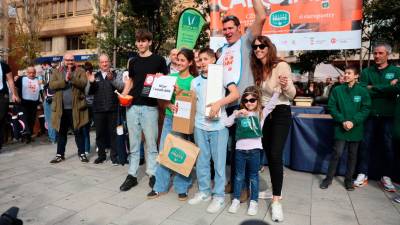Adrià Wegrzyn i la seva familia celebrant la victòria. Foto: Alba Mariné
