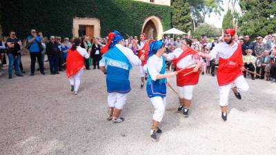 Uno de los bailes del Esbart Dansaire en los jardines de Mas Calvó. Foto: Àngel Ullate