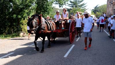 Els portants de l’aigua de Sant Magí arribant al poble de Querol. Foto: ACN