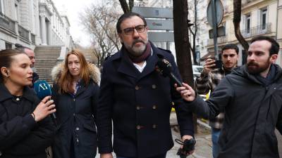 Joseba, hermano de Koldo García, a su llegada a la sede del Tribunal Supremo donde el juez que investiga el caso Koldo toma declaración este martes a varios testigos, entre ellos el hijo del exministro José Luis Ábalos, el hermano de su ex asesor Koldo García o Carlos Moreno, jefe de Gabinete de la vicepresidenta primera del Gobierno, María Jesús Montero. Foto: EFE