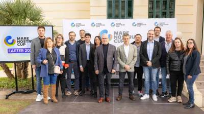 El alcalde de Salou, Pere Granados, y el CEO de la empresa Mare Nostrum, Albert Viñas, en el centro, junto a los representantes institucionales. Foto: Angel Ullate