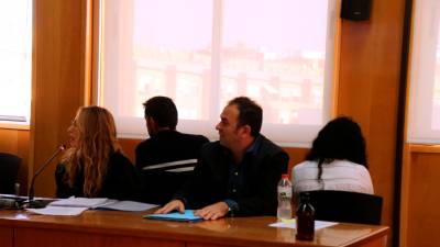 Los dos acusados, de espaldas, en el primer día del juicio en la Audiencia de Tarragona. Foto: ACN