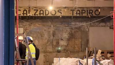 Vell rètol de l’antiga espardenyeria Tapiró, aparegut a les obres d’un local comercial del carrer Llovera. Foto: Alfredo González