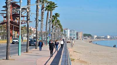 El tramo inicial del paseo Pau Casals desaparecerá y la playa de La Pineda ganará más amplitud y un sistema de dunas. foto: Alfredo González