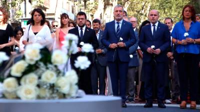 Las autoridades políticas en el homenaje a las víctimas del 17-A. Foto: ACN