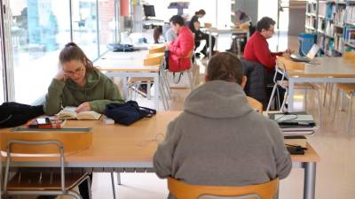 Los usuarios de las bibliotecas municipales son muy heterogéneos, desde estudiantes a lectores de todas las edades. FOTO: Alba Mariné