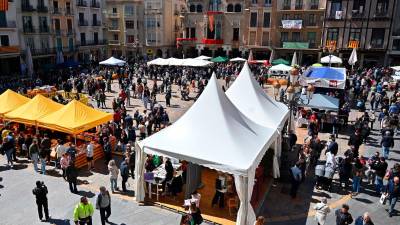 La plaça del Mercadal es vesteix per celebrar Sant Jordi. Foto: Alfredo González