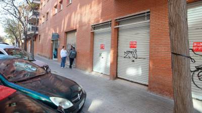 Locales comerciales vacíos en el barrio Mas Iglesias de Reus. foto: Alba Mariné