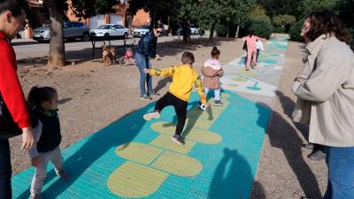 Niños y niñas jugando en el barrio reusense de Sol i Vista, durante el año pasado. Foto: Alba Mariné