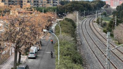 Sin rastro de las pantallas acústicas junto a las vías en Mas Abelló y Gaudí