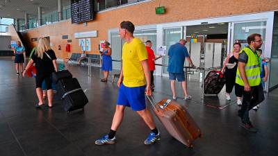 Turistas llegando al aeropuerto de Reus este verano. Foto: Alfredo González