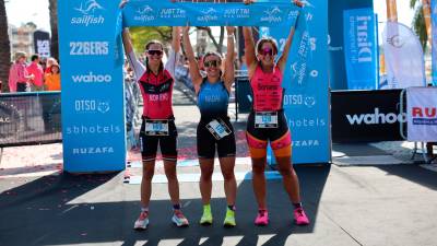 Las tres primeras clasificadas de la categoría femenina de la prueba olímpica de la Mini Oliva Motor Triatlón de Cambrils. Foto: Alba Mariné
