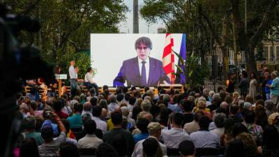 Intervención de Puigdemont por videoconferencia, en un mitin de Junts del pasado viernes en Barcelona. Foto: EFE