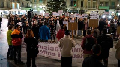 La manifestación se hizo en la plaza del Mercadal. FOTO: Fabián Acidres