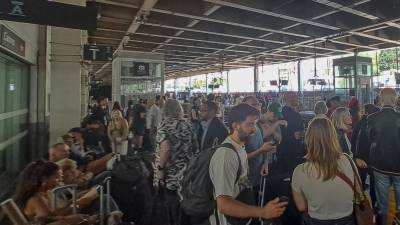 Un extenso corte de electricidad ha dejado sin luz a la zona oeste del departamento francés de Alpes Marítimos (sureste del país), incluida la localidad de Cannes, donde hoy tiene que celebrarse la clausura de su prestigioso festival de cine con la entrega de la Palma de Oro. En la imagen, la estación de tren donde hay retrasos pero de momento ningún tren cancelado. Foto: EFE