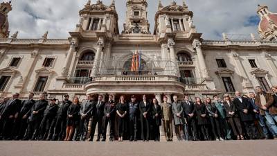 La plaza del Ayuntamiento de Valencia ha guardado cinco minutos de silencio, que han terminado con un aplauso, por las diez víctimas mortales del incendio. Foto: EFE
