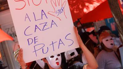 Varias personas participan este miércoles en la concentración delante de la sede del PSOE convocada por la Plataforma de personas afectadas por la abolición de la prostitución en Madrid, el 22 de Junio 2022. Foto: Efe