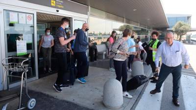 Turistas en la zona de llegadas del Aeropuerto de Reus, cerca de los taxis, esta temporada. Foto: Alba Mariné